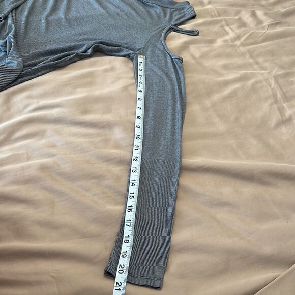 Volcom size M long sleeve cold shoulder black and white strip knit top GUC - Picture 9 of 12